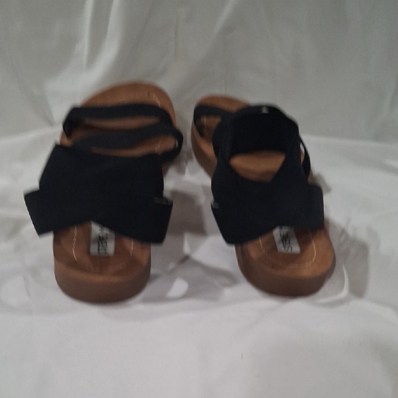 Steve Madden Black and Brown Minimalist Sandals - Picture 5 of 8